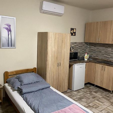 Levendula Vendeghaz Apartment ไฮจ์ดูบอสซอร์มีนย์ ภายนอก รูปภาพ
