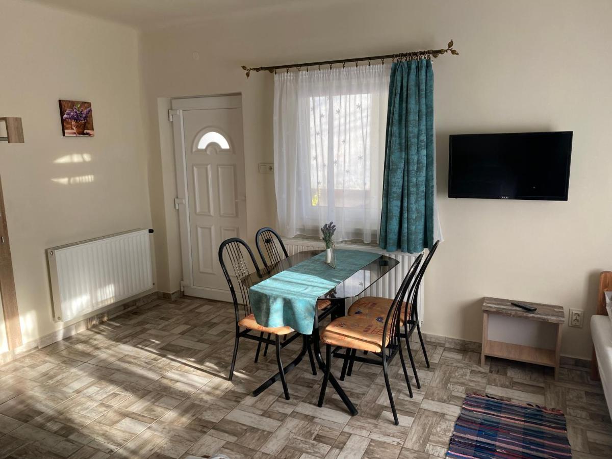 Levendula Vendeghaz Apartment ไฮจ์ดูบอสซอร์มีนย์ ภายนอก รูปภาพ