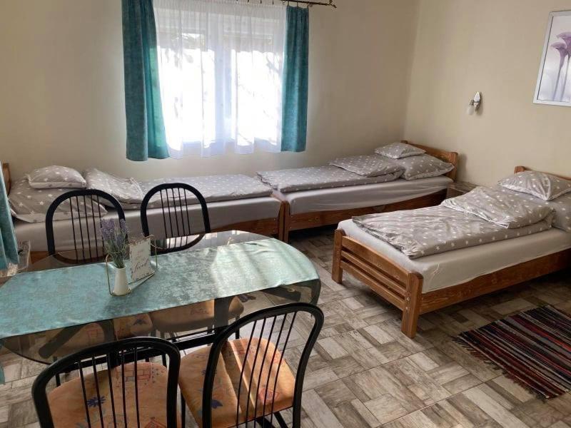 Levendula Vendeghaz Apartment ไฮจ์ดูบอสซอร์มีนย์ ภายนอก รูปภาพ