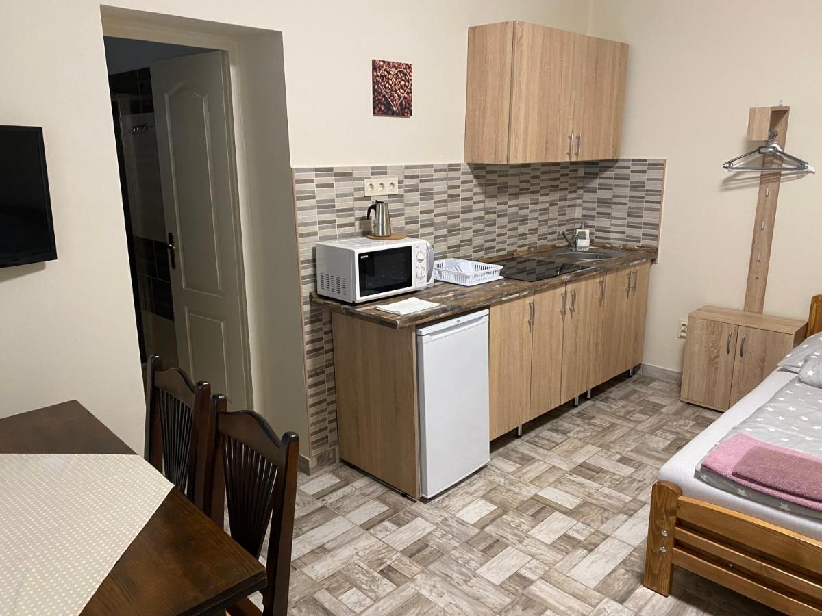 Levendula Vendeghaz Apartment ไฮจ์ดูบอสซอร์มีนย์ ภายนอก รูปภาพ