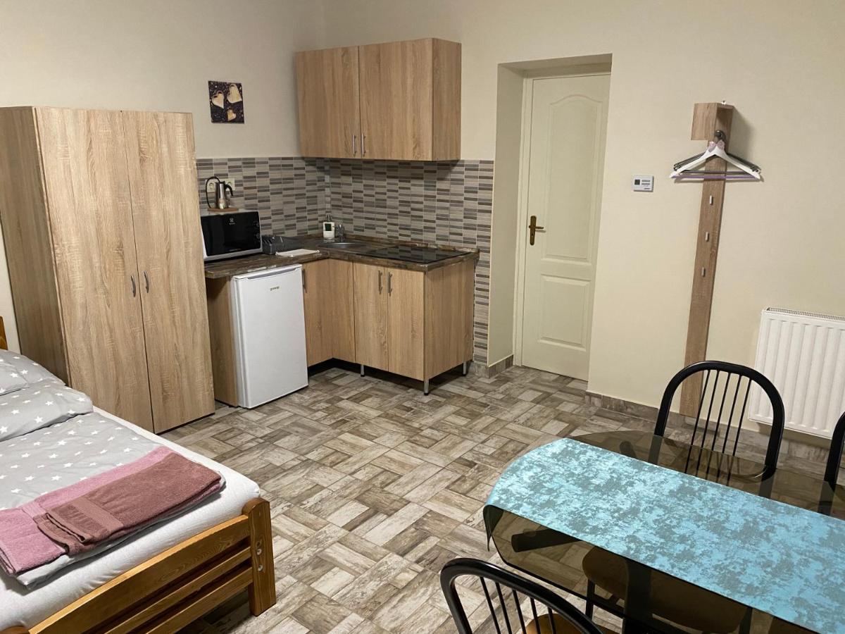 Levendula Vendeghaz Apartment ไฮจ์ดูบอสซอร์มีนย์ ภายนอก รูปภาพ