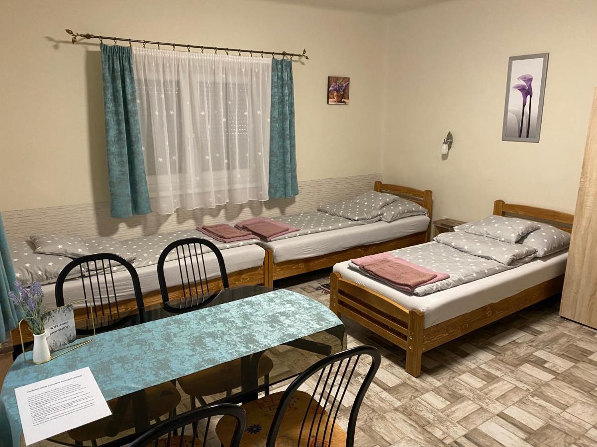 Levendula Vendeghaz Apartment ไฮจ์ดูบอสซอร์มีนย์ ภายนอก รูปภาพ