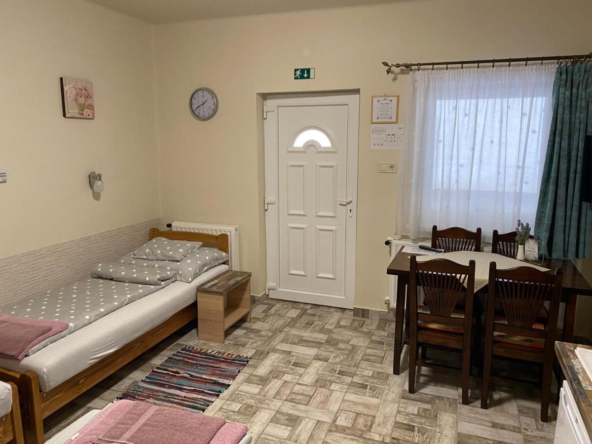 Levendula Vendeghaz Apartment ไฮจ์ดูบอสซอร์มีนย์ ภายนอก รูปภาพ