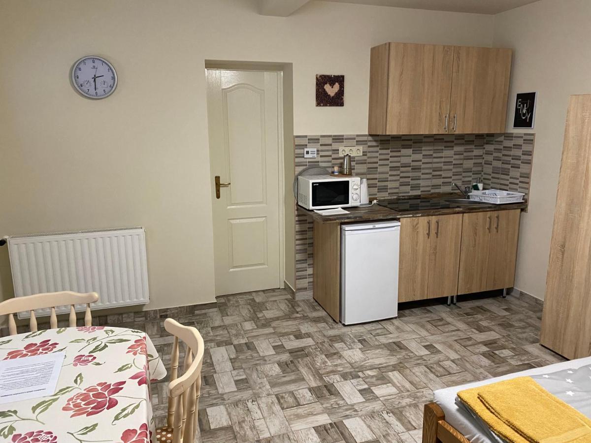 Levendula Vendeghaz Apartment ไฮจ์ดูบอสซอร์มีนย์ ภายนอก รูปภาพ