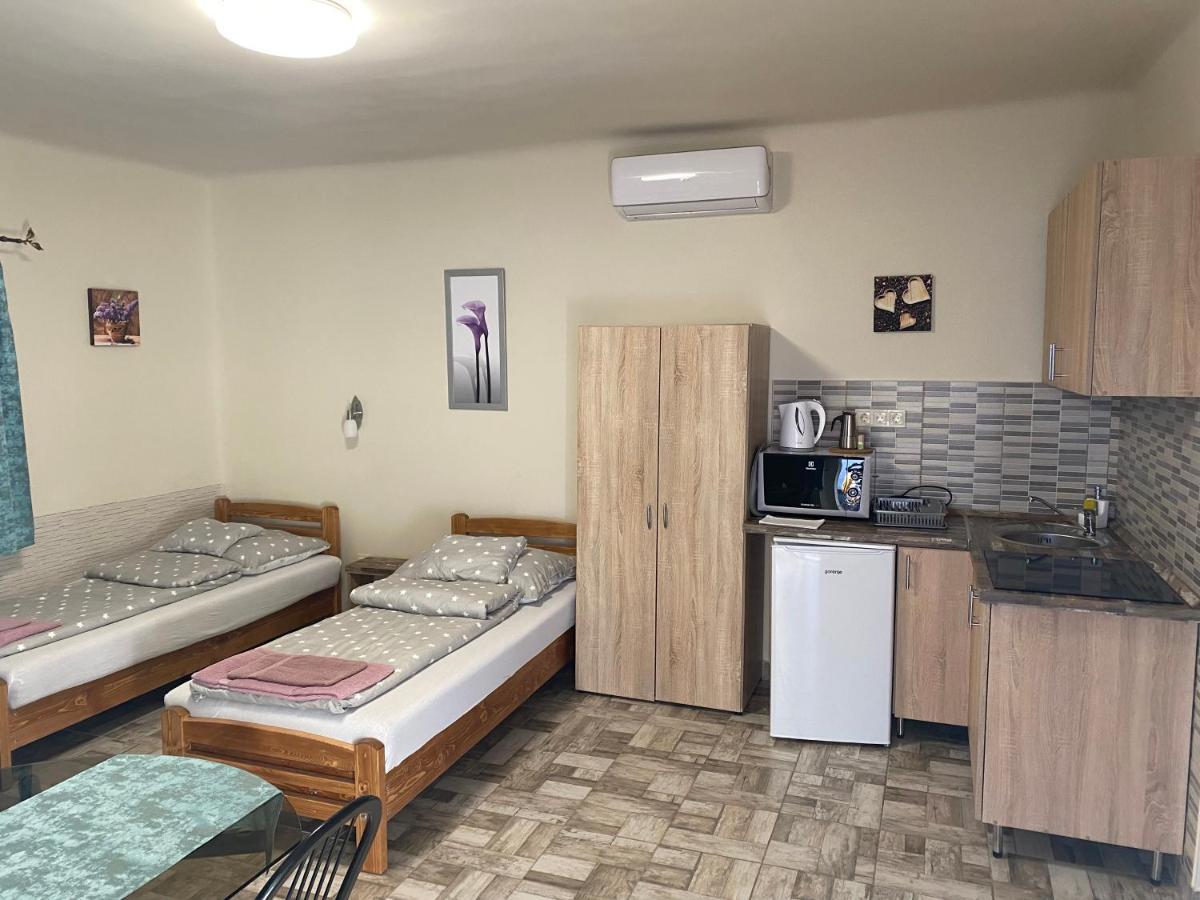 Levendula Vendeghaz Apartment ไฮจ์ดูบอสซอร์มีนย์ ภายนอก รูปภาพ