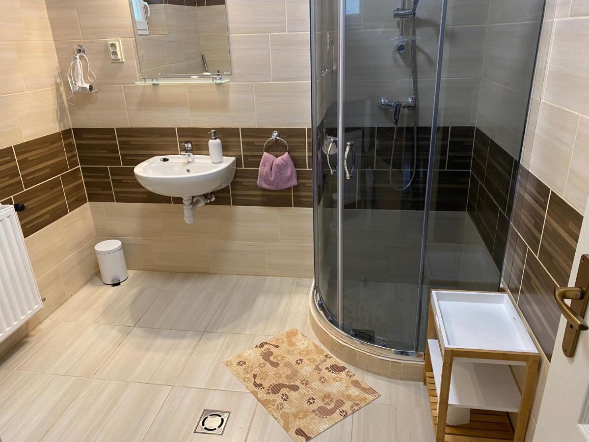 Levendula Vendeghaz Apartment ไฮจ์ดูบอสซอร์มีนย์ ภายนอก รูปภาพ
