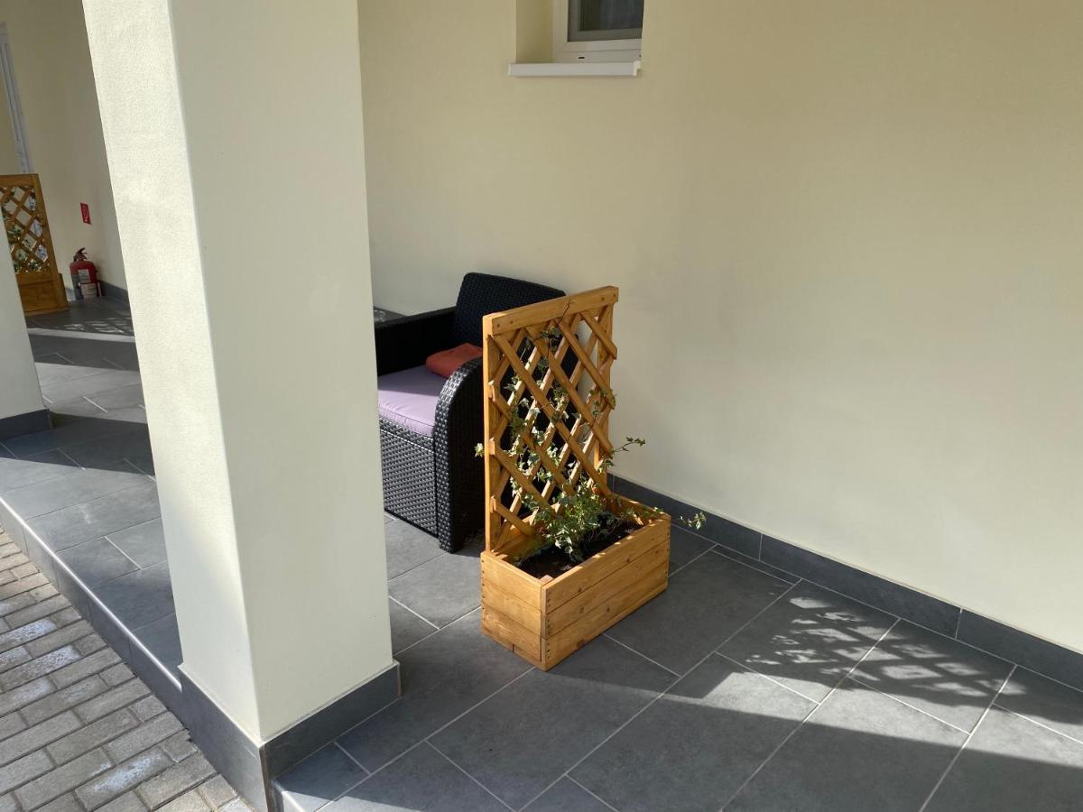 Levendula Vendeghaz Apartment ไฮจ์ดูบอสซอร์มีนย์ ภายนอก รูปภาพ