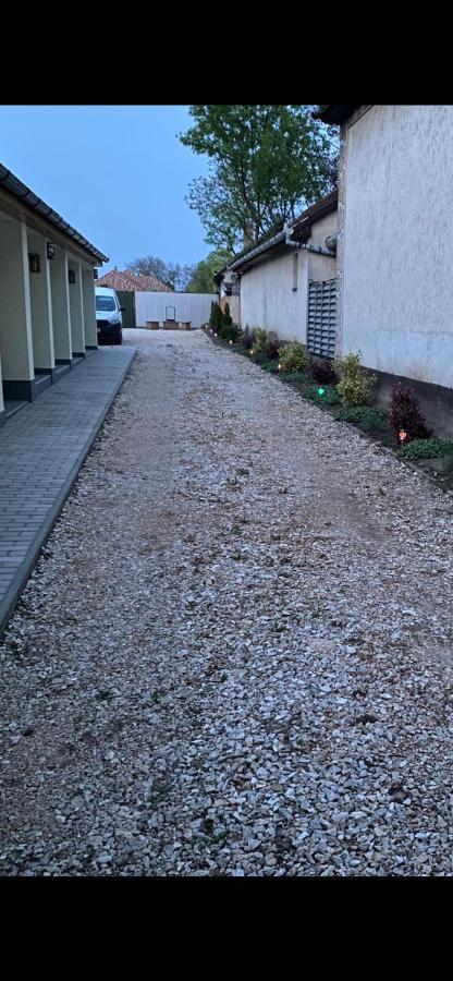 Levendula Vendeghaz Apartment ไฮจ์ดูบอสซอร์มีนย์ ภายนอก รูปภาพ