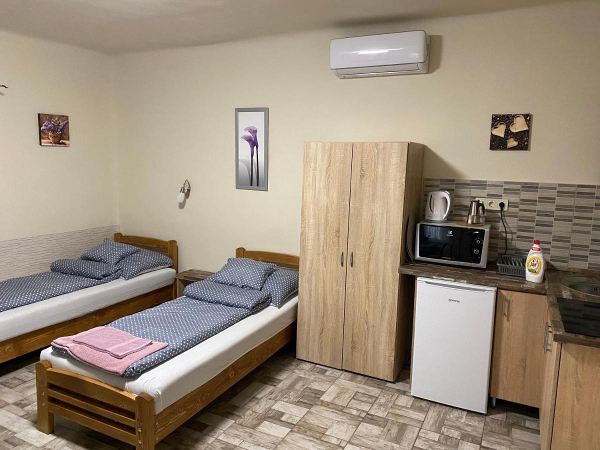 Levendula Vendeghaz Apartment ไฮจ์ดูบอสซอร์มีนย์ ภายนอก รูปภาพ