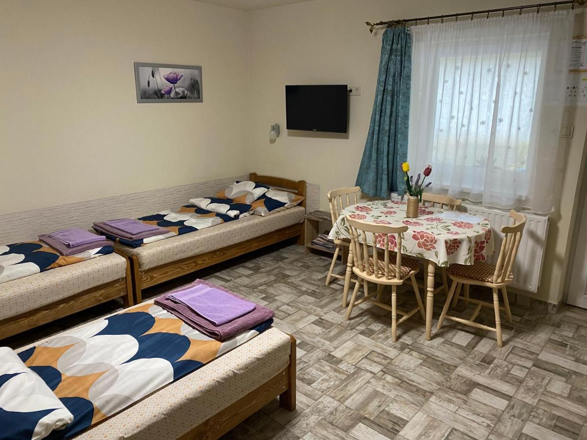 Levendula Vendeghaz Apartment ไฮจ์ดูบอสซอร์มีนย์ ภายนอก รูปภาพ